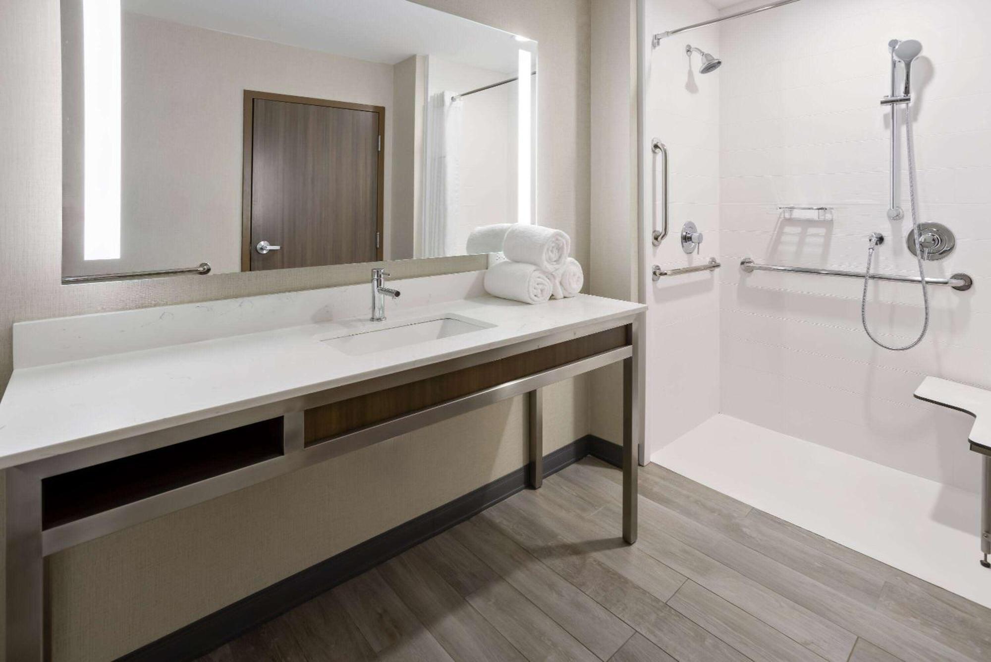 La Quinta Inn & Suites By Wyndham لوكوست غروف المظهر الخارجي الصورة
