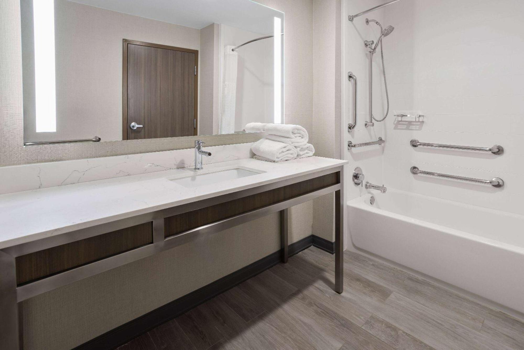 La Quinta Inn & Suites By Wyndham لوكوست غروف المظهر الخارجي الصورة